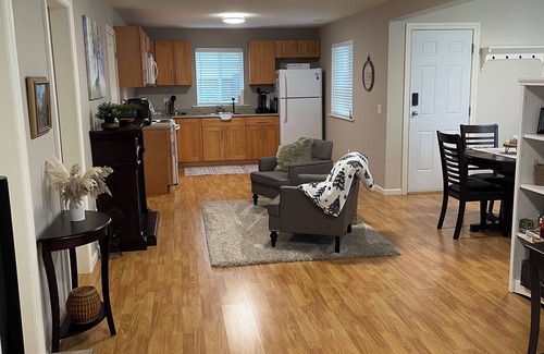 Mission House | Super clean, Bright 1 Bdrm suite in Quiet Cedar Valley with AC and Fireplace