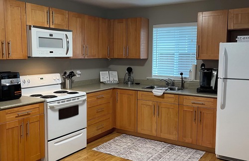 Mission House | Super clean, Bright 1 Bdrm suite in Quiet Cedar Valley with AC and Fireplace