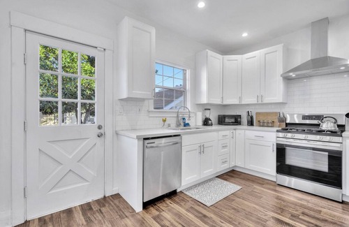 Willmore House | Super-Clean Bright & Big Private House w Huge Yard Near Beach, shopping + dining