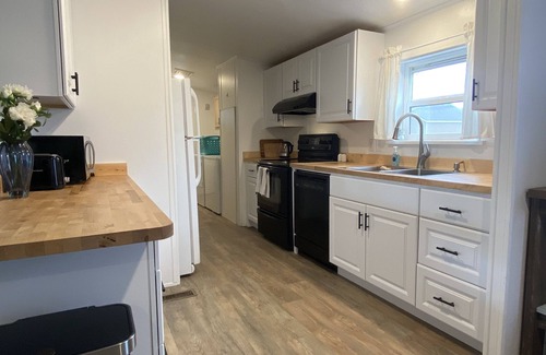 Lewiston House | Super Clean, Cozy 3 Bedroom 2 Bath, Sleeps 6 close to Hereth Park