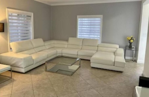 Country Walk House | Super Clean, Luxurious 6 Bedroom Home