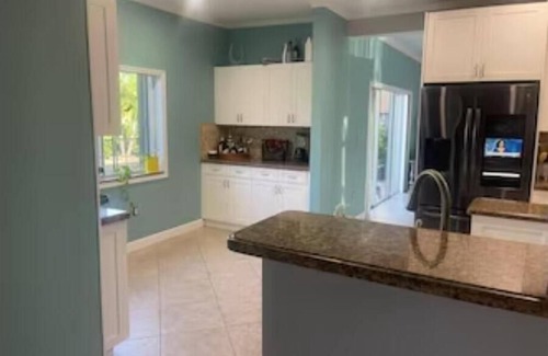 Country Walk House | Super Clean, Luxurious 6 Bedroom Home