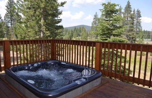 Truckee House | SUPER CLEAN Luxury home w/hot tub & steam shower. Walk to town & regional park!