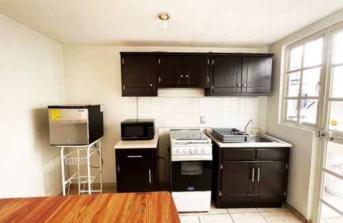 Zamora House | Super clean house with AC, equipped, amenities, desk and garage.