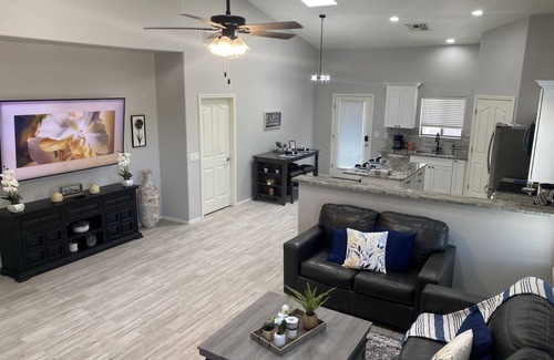 Provence House | Super close to all the fun, short walk to Westgate Entertainment District.