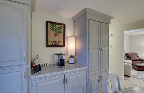 Green Bay House | Super close to Lambeau! 4 minute walk to the stadium district! 2 bedroom home.