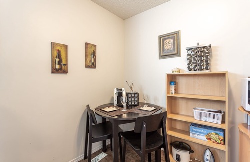 Crescent Heights House | Super Convenient Cozy Suite - Close to Downtown!