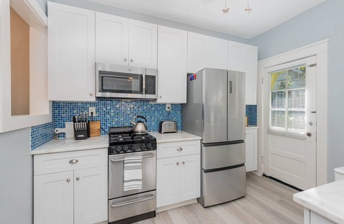 New Smyrna Beach Apartment | Super Cool Couples Retreat - Walk to Shops-Restaurants- Beach-Bars