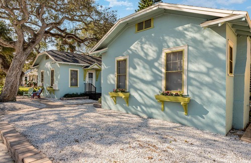 New Smyrna Beach Apartment | Super Cool Couples Retreat - Walk to Shops-Restaurants- Beach-Bars