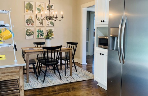 Rogers House | Super Cozy Downtown Rogers Cottage