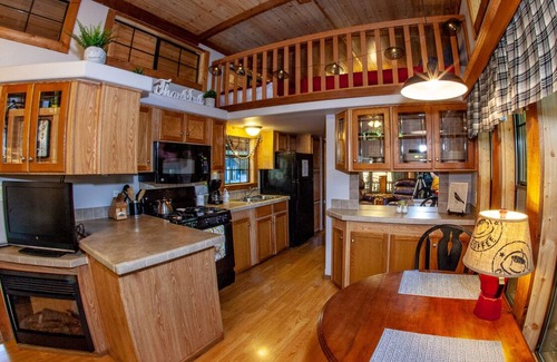 Three Oaks Cabin | Super cozy glamping cabin & family resort!