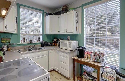 Fulton House | SUPER CUTE! COASTAL BEND COTTAGE! Book now-September, October, November dates!