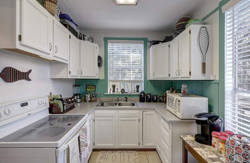 Fulton House | SUPER CUTE! COASTAL BEND COTTAGE! Book now-September, October, November dates!