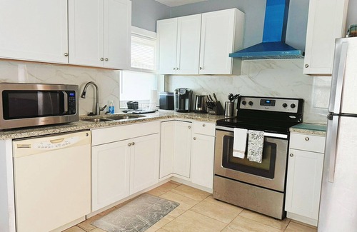 Southside House | Super Cute & Cozy Home Near Everything With Fenced Back Yard, TV, A C, W/D