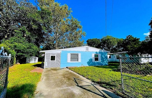 Southside House | Super Cute & Cozy Home Near Everything With Fenced Back Yard, TV, A C, W/D