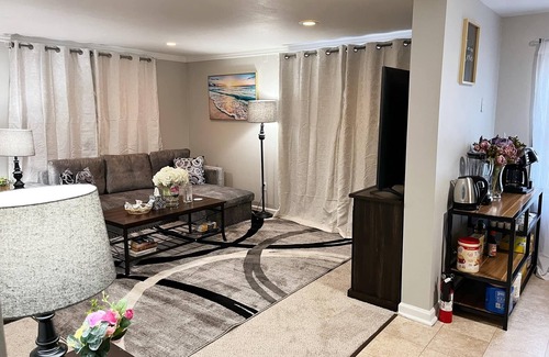 Madison Heights House | Super Cute & Cozy Home with 65"TV, Grill, 3 beds, A C, Porch.