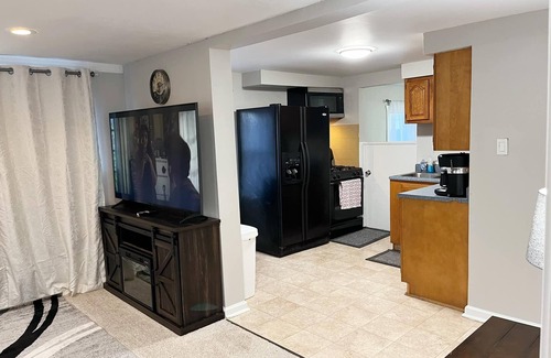 Madison Heights House | Super Cute & Cozy Home with 65"TV, Grill, 3 beds, A C, Porch.