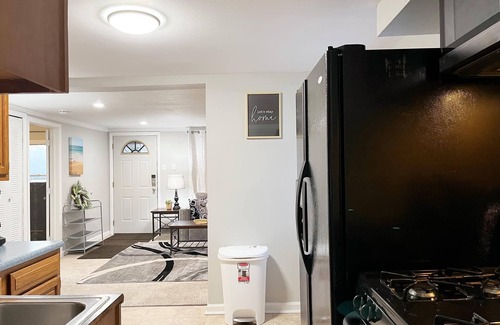 Madison Heights House | Super Cute & Cozy Home with 65"TV, Grill, 3 beds, A C, Porch.