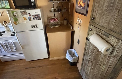 Kerrville House | Super Cute Guest House. Great kitchen. Fully stocked. Big porch. 1 acre. Gated.