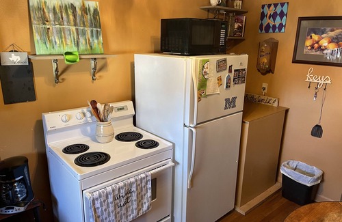Kerrville House | Super Cute Guest House. Great kitchen. Fully stocked. Big porch. 1 acre. Gated.