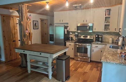 Reed Creek House | SUPER CUTE On the lake, Deep Water quiet cove; DOG FRIENDLY, easy walk to lake