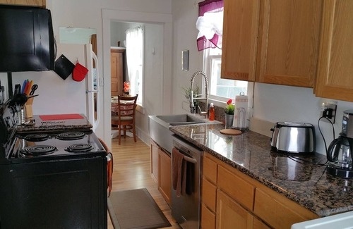 Downtown Klamath Falls House | Super Cute ❤️ Smarthouse HDTV Keurig By Lake Golf Hospital W/D