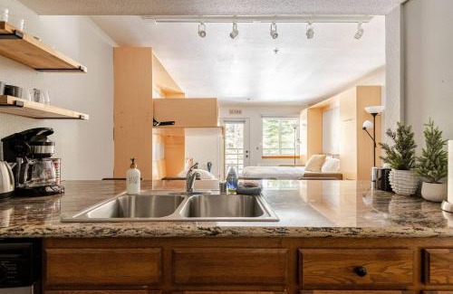 Kirkwood House | Super-Efficient Studio with Full Kitchen Balcony & Smart Sleeping Options