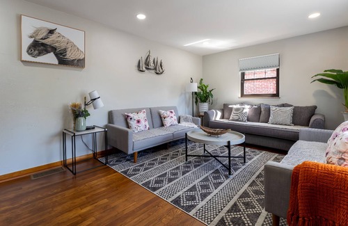 Crafton House | Super Excellent Location 2 BR 2 king beds,2 sofa beds,Off-street parking House