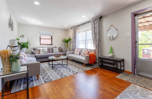 Crafton House | Super Excellent Location 2 BR 2 king beds,2 sofa beds,Off-street parking House