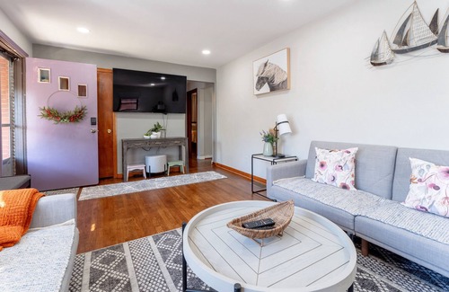 Crafton House | Super Excellent Location 2 BR 2 king beds,2 sofa beds,Off-street parking House