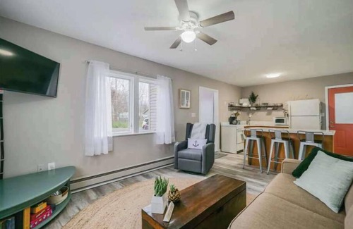 Madison-on-the-Lake House | Super Hosts: Grove Cottage - close to beach, wineries & Spire!