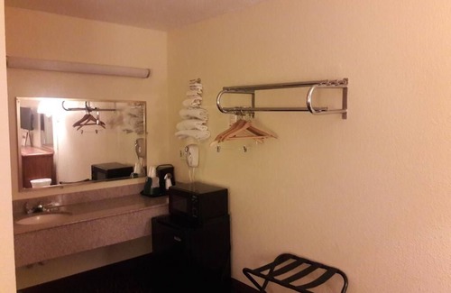 Lightfoot Hotel | Super Inn Williamsburg