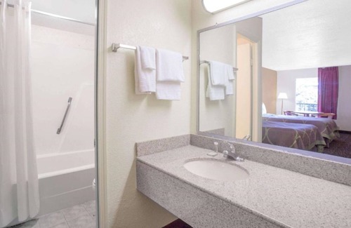 Lightfoot Hotel | Super Inn Williamsburg