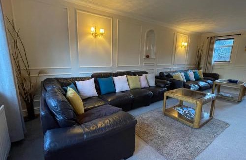 St Ives House | Super King Bed Suite, Executive office, fast WiFi, free parking