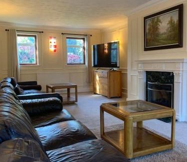St Ives House | Super King Bed Suite, Executive office, fast WiFi, free parking