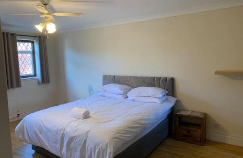 St Ives House | Super King Bed Suite, Executive office, fast WiFi, free parking