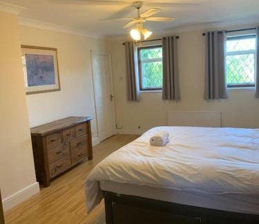 St Ives House | Super King Bed Suite, Executive office, fast WiFi, free parking