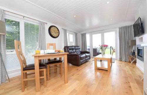 Port Glasgow House | Super King Lodge-Sleeps 2-HotTub-Sea View