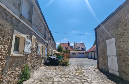 Le Perray-en-Yvelines Apartment | Super large old beam apartment with double living room