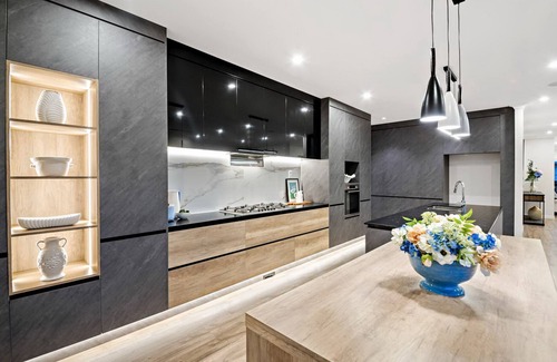 Auckland House | Super-Large House 7 ensuites & 4 living rooms
