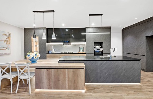 Auckland House | Super-Large House 7 ensuites & 4 living rooms