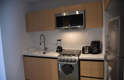 Anahuac Apartment | Super located studio with king bed, pool, gym, sports bar and kids club.
