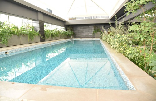 Anahuac Apartment | Super located studio with king bed, pool, gym, sports bar and kids club.