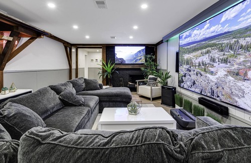 Etobicoke House | Super Lux Designer Co-Living, Hot Tub, Movie Theatre, Tesla Charger, Fireplaces