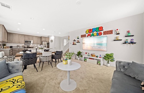 Ontario House | Super Mario/Near the Airport/New
