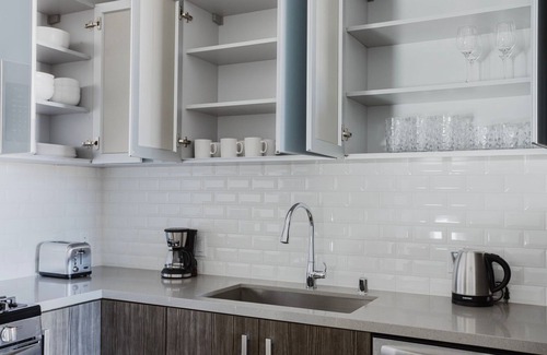Greater Wilshire - Hancock Park Apartment | Super Mid-Wilshire Studio w/Gym, Pool, Spa & Roof Lounge, by Blueground