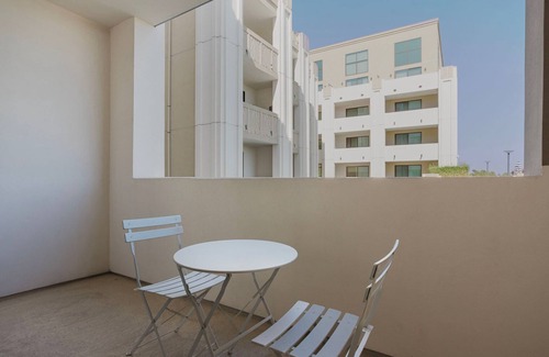 Greater Wilshire - Hancock Park Apartment | Super Mid-Wilshire Studio w/Gym, Pool, Spa & Roof Lounge, by Blueground