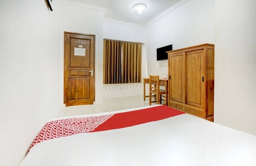 Lamongan Hotel | Super OYO 3702 Homestay Bougenville Syariah