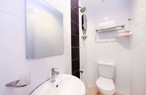 Kampung Melayu Sempalit Hotel | Super OYO 635 Seven Days Hotel