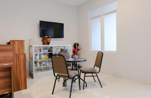 Jember Hotel | SUPER OYO 995 Alice's Homestay Syariah